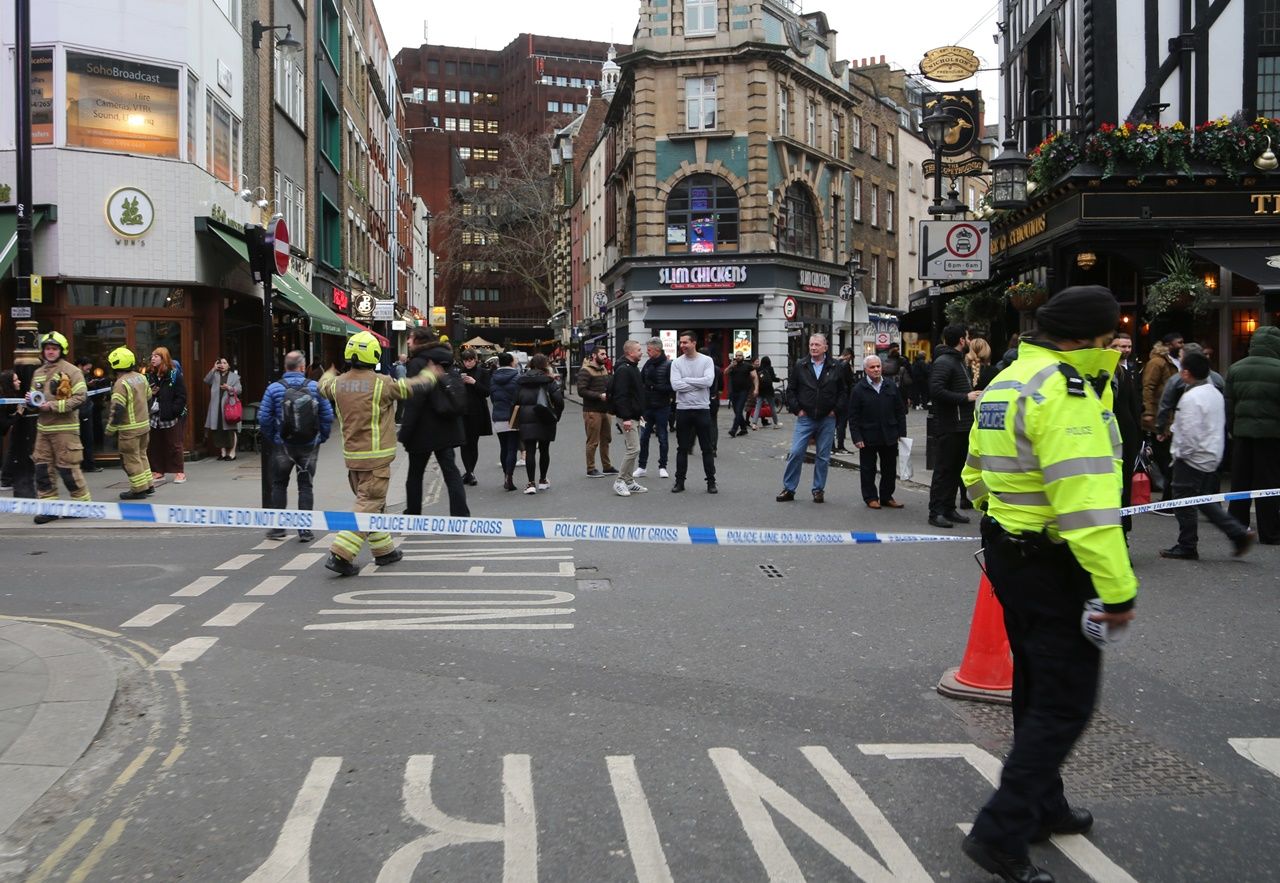 Londra'da bomba paniği... 13