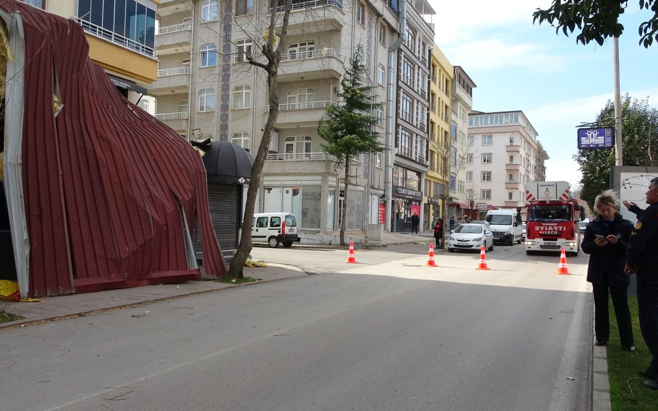 Ordu'da şiddetli fırtına çatıları uçurdu, 4 katlı bina tahliye edildi 4