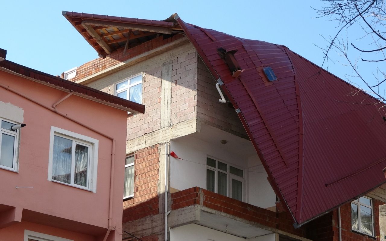 Ordu'da şiddetli fırtına çatıları uçurdu, 4 katlı bina tahliye edildi 5