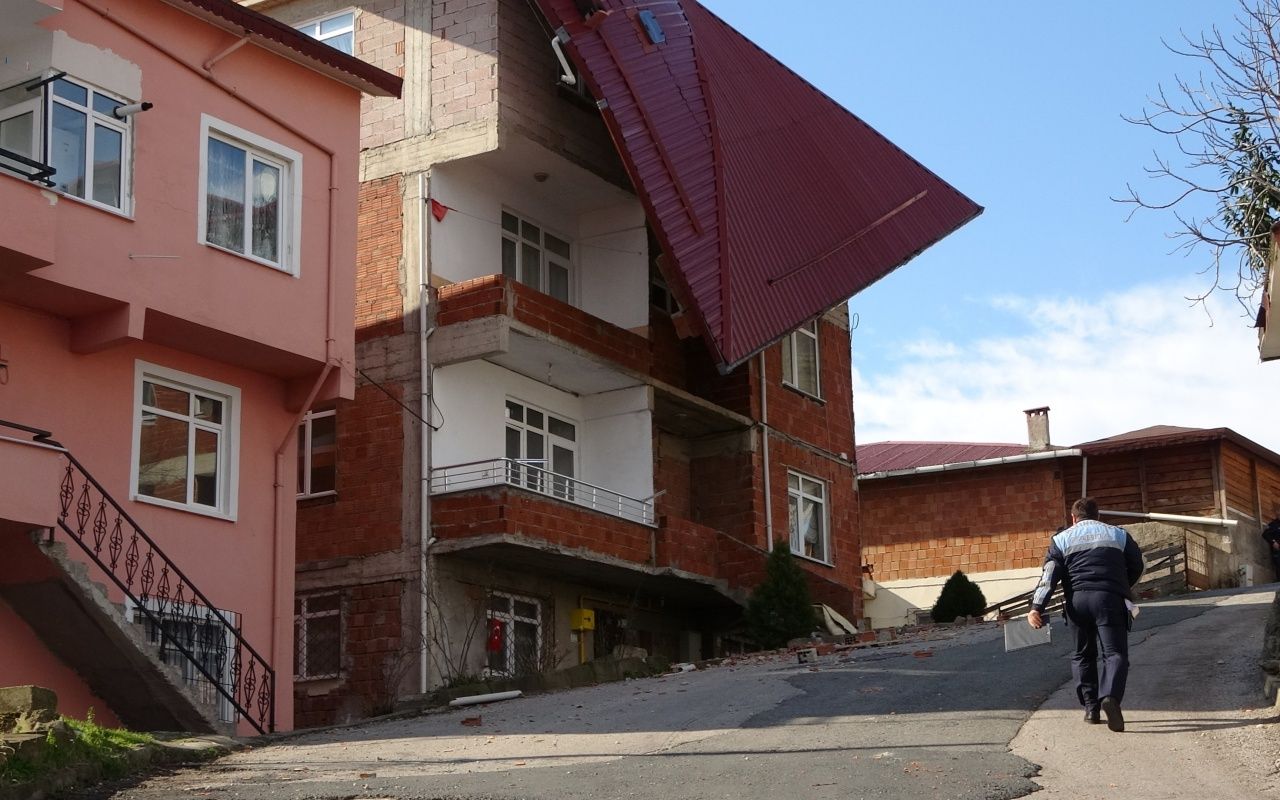 Ordu'da şiddetli fırtına çatıları uçurdu, 4 katlı bina tahliye edildi 6