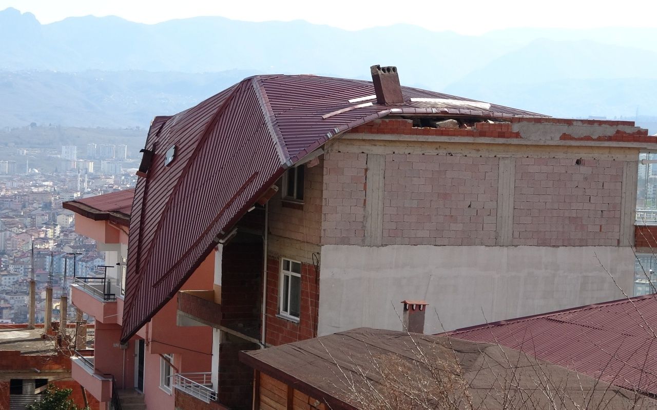 Ordu'da şiddetli fırtına çatıları uçurdu, 4 katlı bina tahliye edildi 7