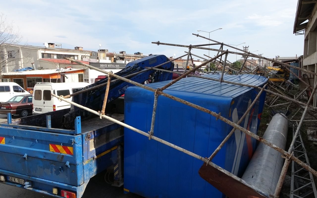 Ordu'da şiddetli fırtına çatıları uçurdu, 4 katlı bina tahliye edildi 9