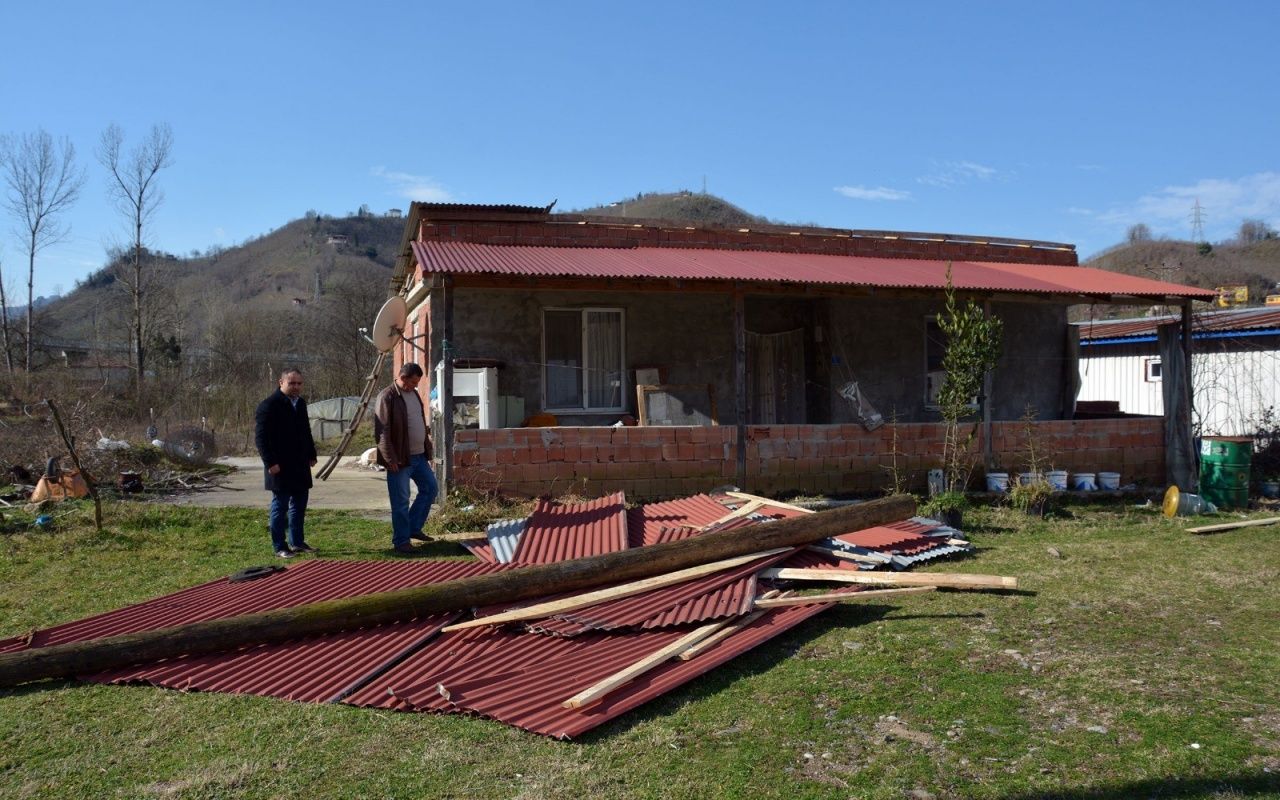 Ordu'da şiddetli fırtına çatıları uçurdu, 4 katlı bina tahliye edildi 10