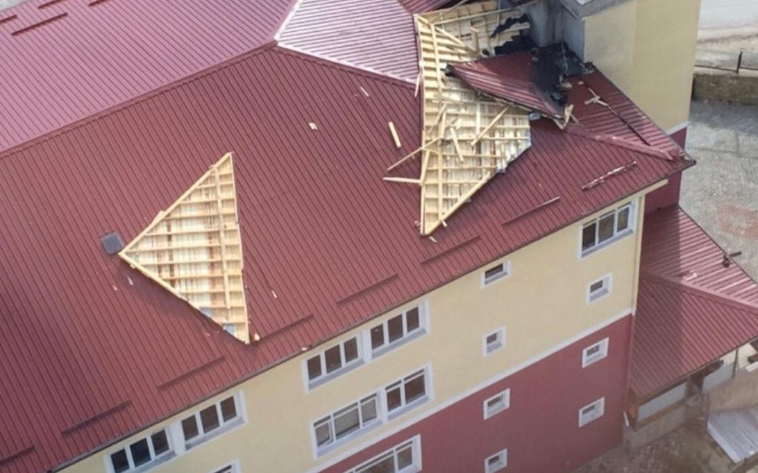 Ordu'da şiddetli fırtına çatıları uçurdu, 4 katlı bina tahliye edildi 13