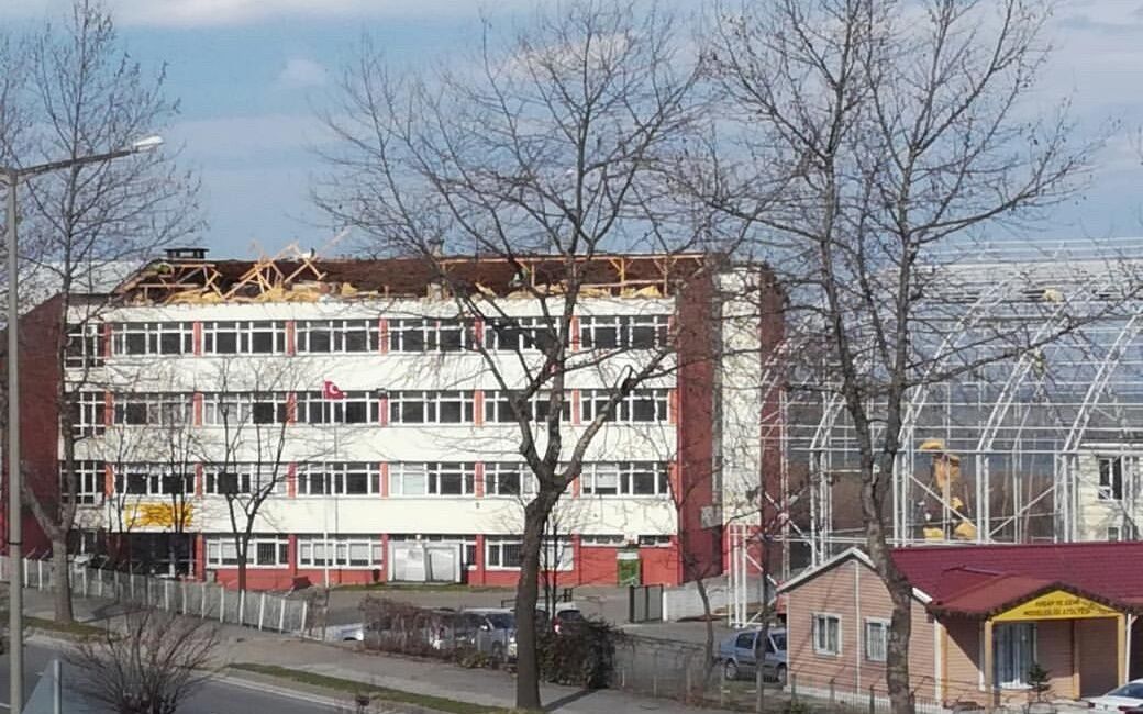 Ordu'da şiddetli fırtına çatıları uçurdu, 4 katlı bina tahliye edildi 14