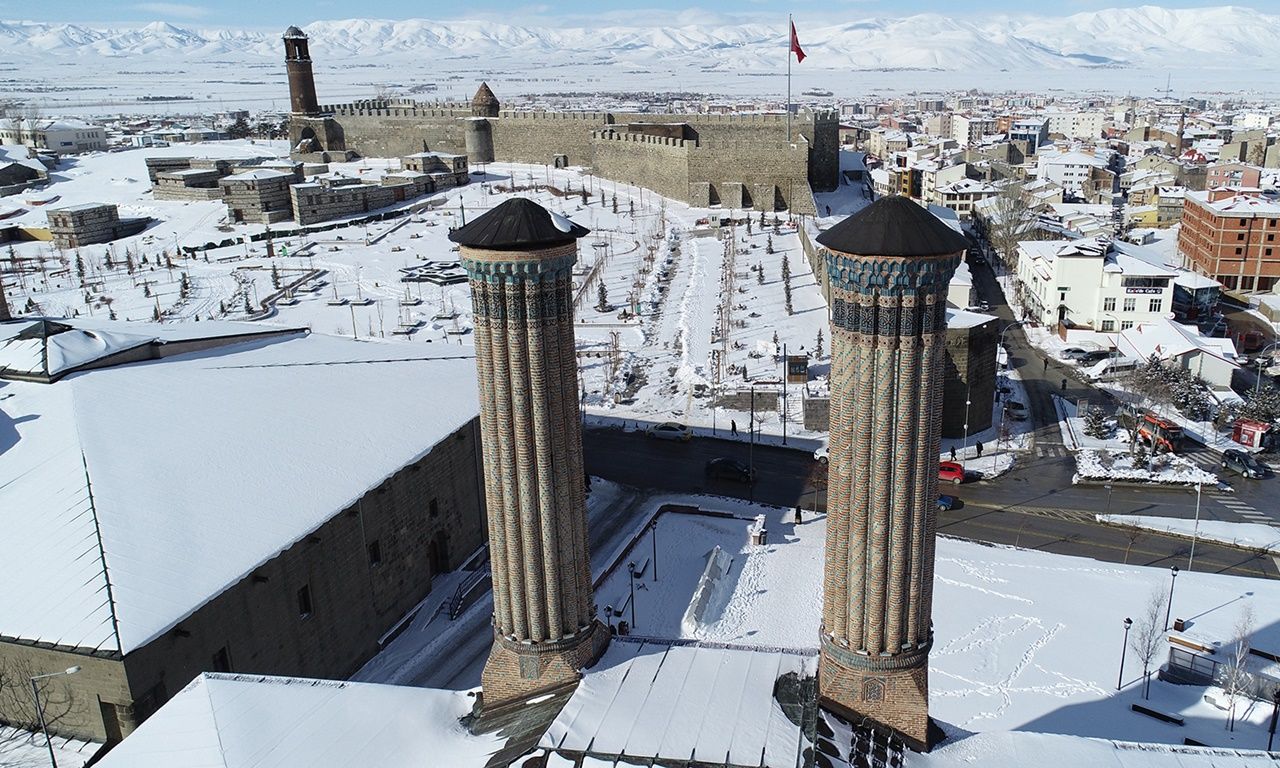 Erzurum'un tarihi mekanlarından kar manzaraları! 7