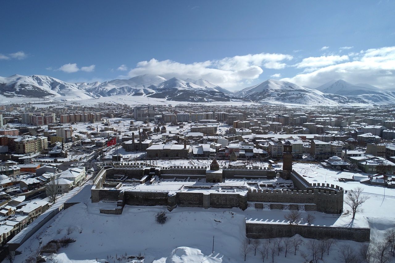 Erzurum'un tarihi mekanlarından kar manzaraları! 11
