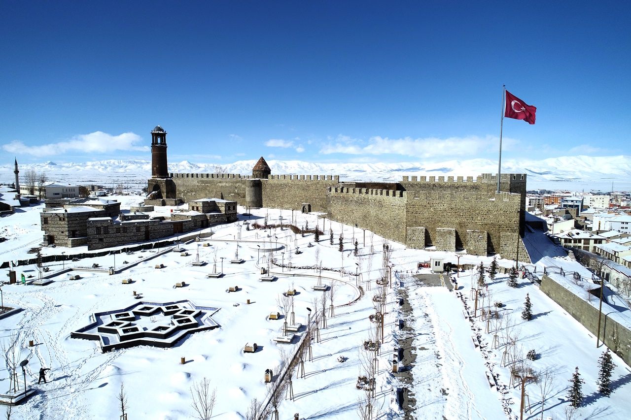 Erzurum'un tarihi mekanlarından kar manzaraları! 12