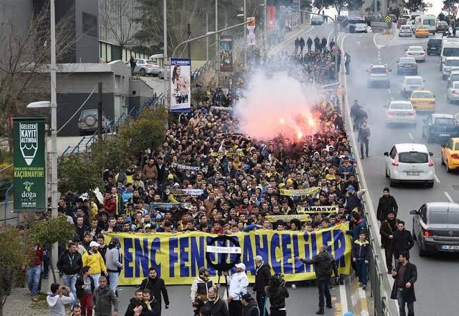 Fenerbahçe taraftarı Riva'ya yürüdü 3