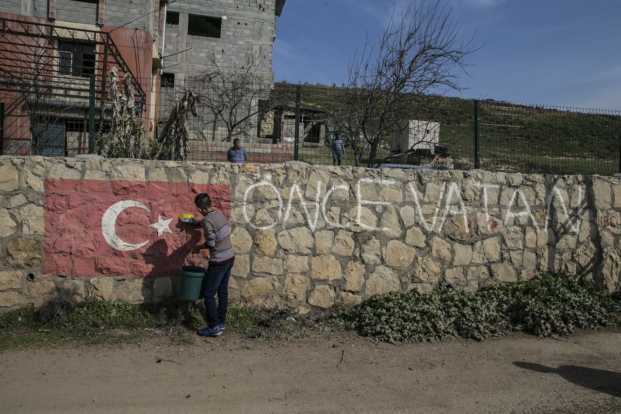 Reyhanlı'nın sınır mahallesi bayraklarla donatıldı! 1