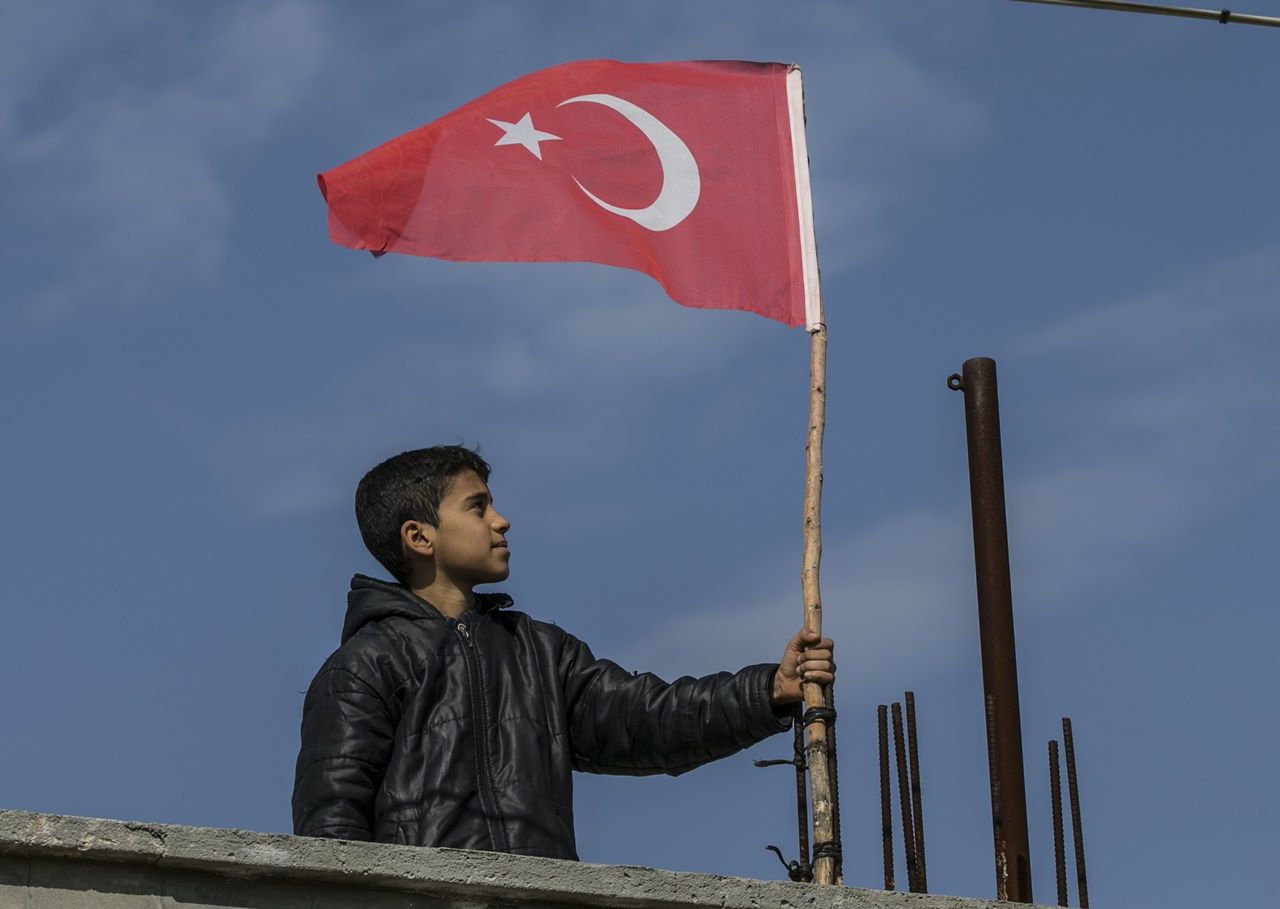 Reyhanlı'nın sınır mahallesi bayraklarla donatıldı! 2
