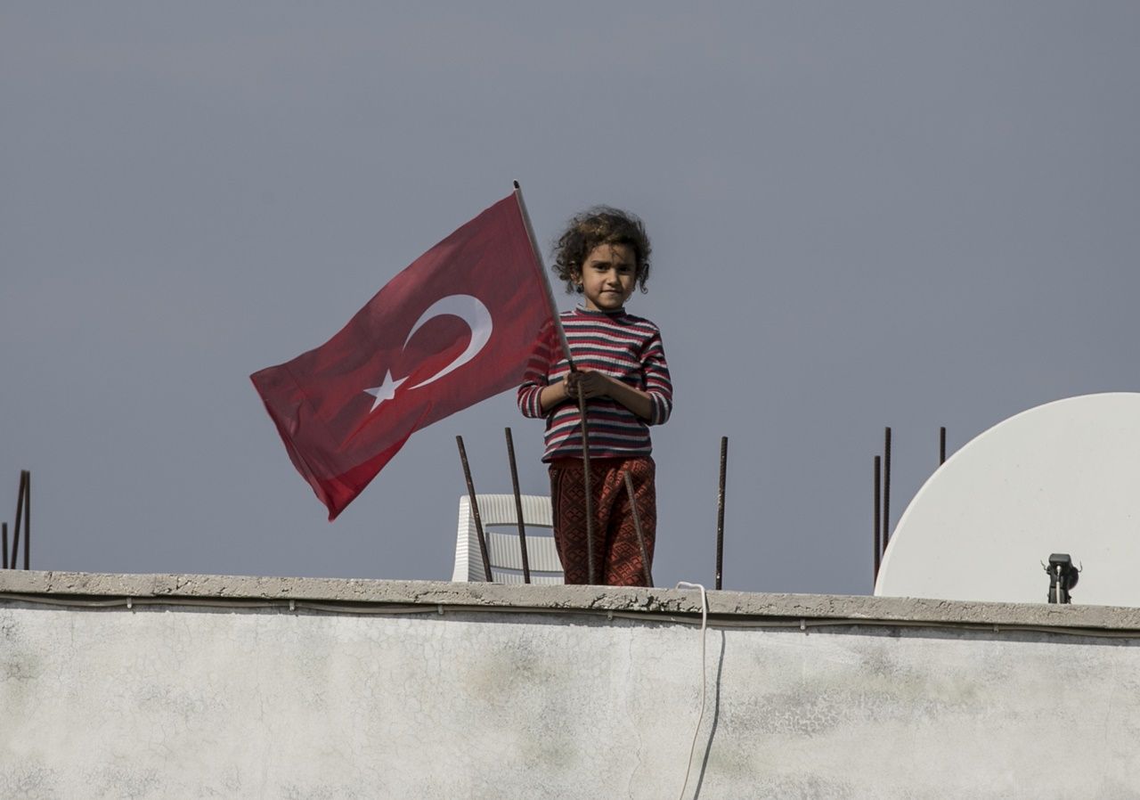 Reyhanlı'nın sınır mahallesi bayraklarla donatıldı! 3