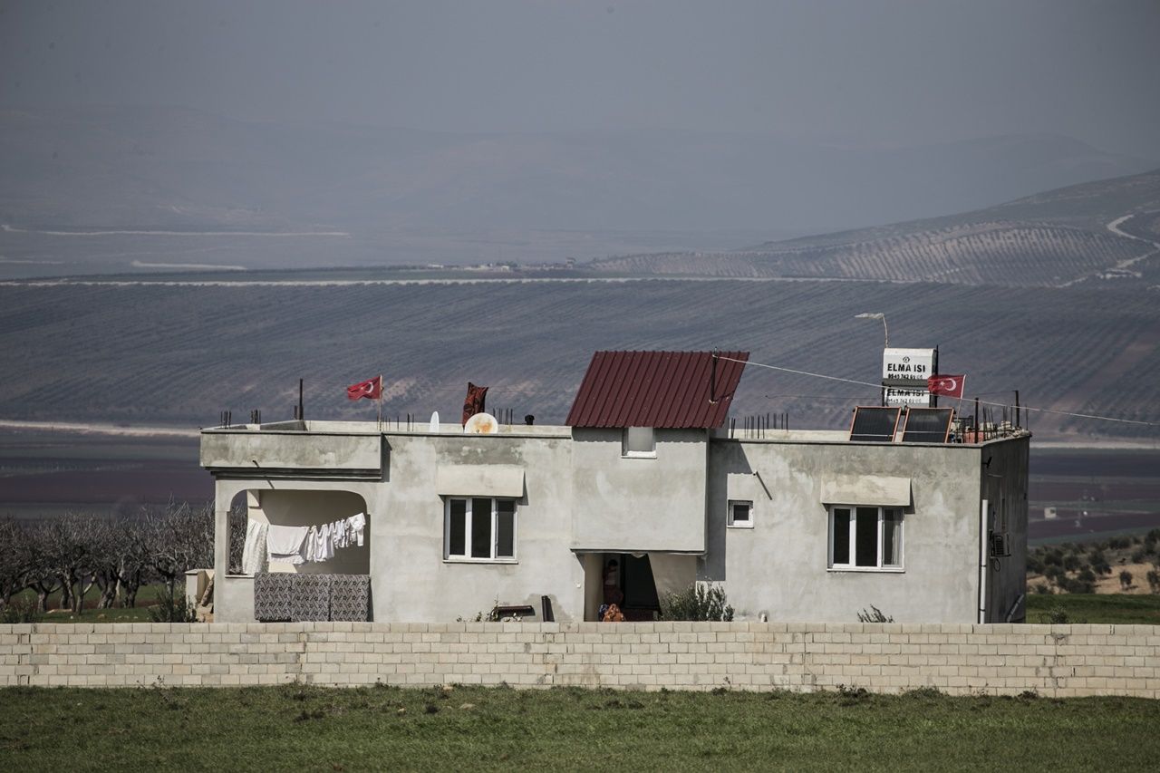 Reyhanlı'nın sınır mahallesi bayraklarla donatıldı! 4