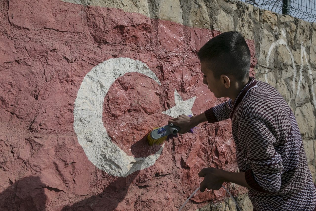Reyhanlı'nın sınır mahallesi bayraklarla donatıldı! 6