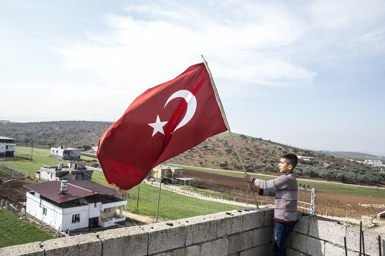 Reyhanlı'nın sınır mahallesi bayraklarla donatıldı! 9