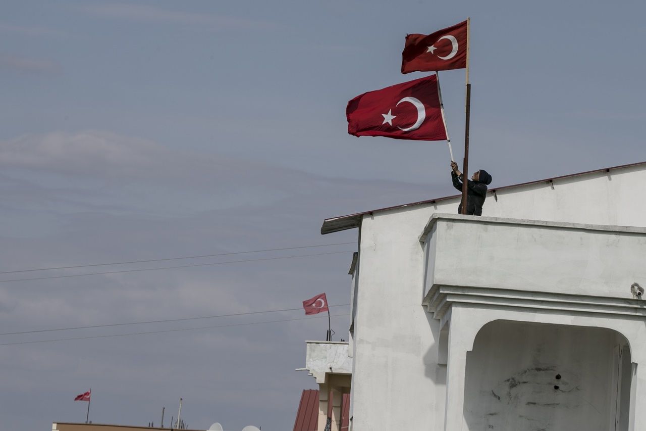 Reyhanlı'nın sınır mahallesi bayraklarla donatıldı! 10