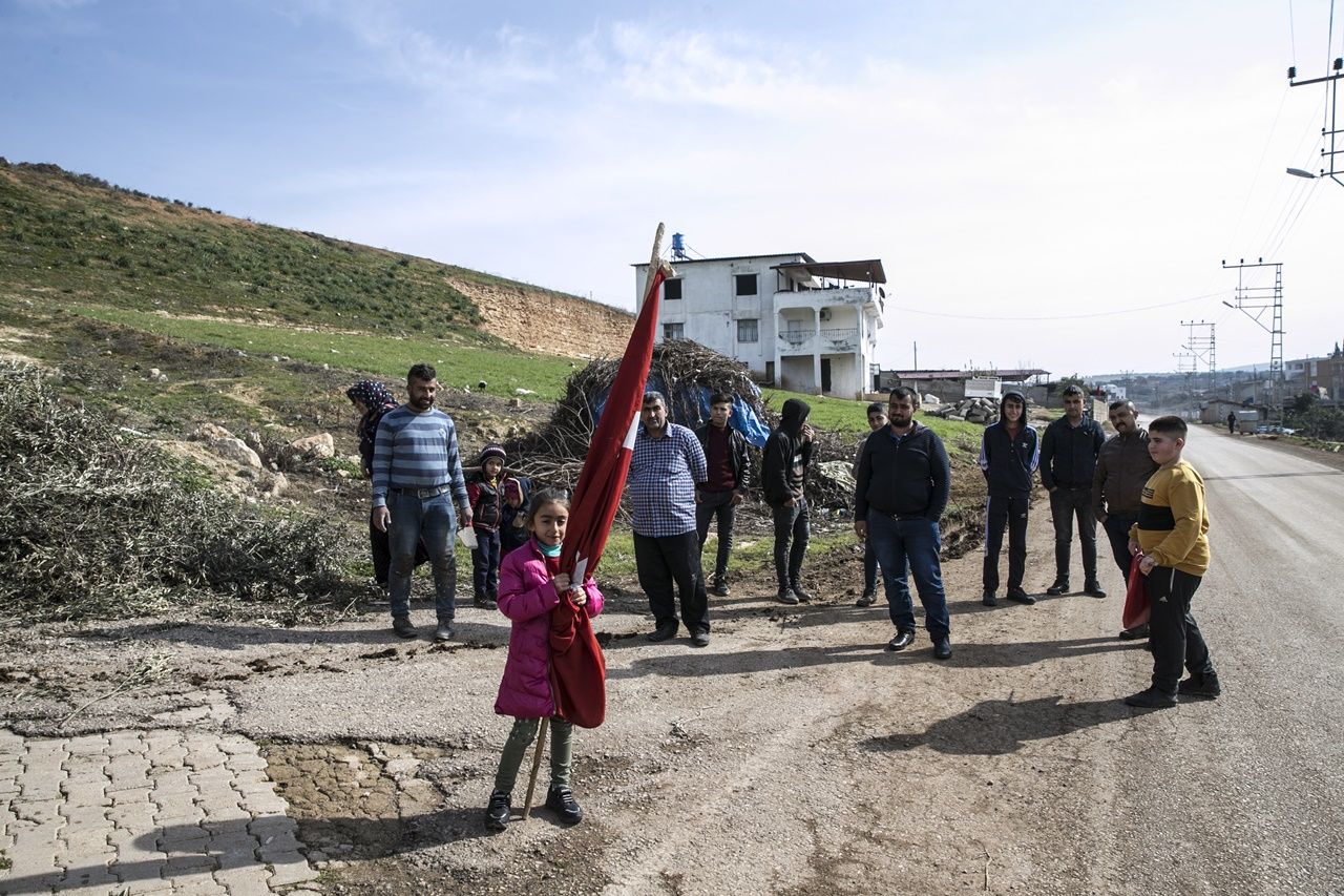 Reyhanlı'nın sınır mahallesi bayraklarla donatıldı! 12