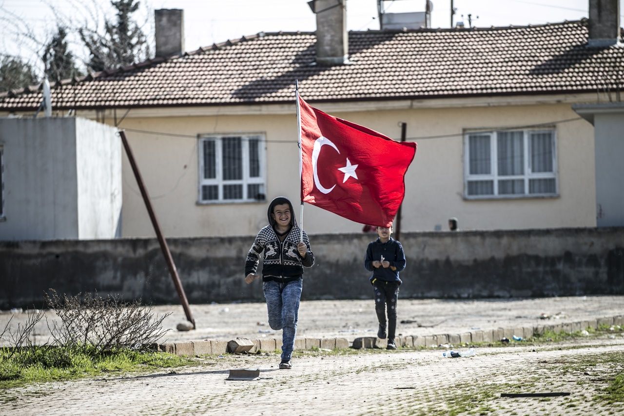 Reyhanlı'nın sınır mahallesi bayraklarla donatıldı! 13