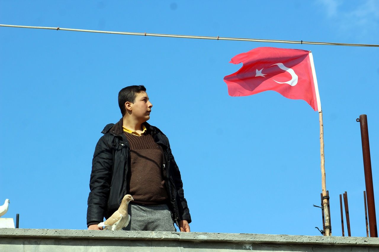 Reyhanlı'nın sınır mahallesi bayraklarla donatıldı! 15