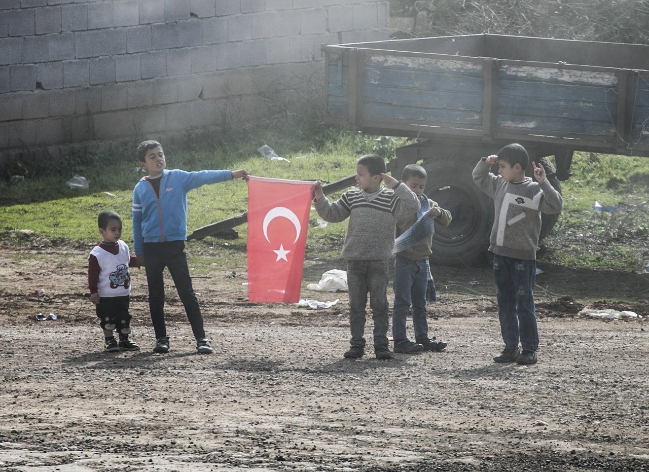 Reyhanlı'nın sınır mahallesi bayraklarla donatıldı! 16