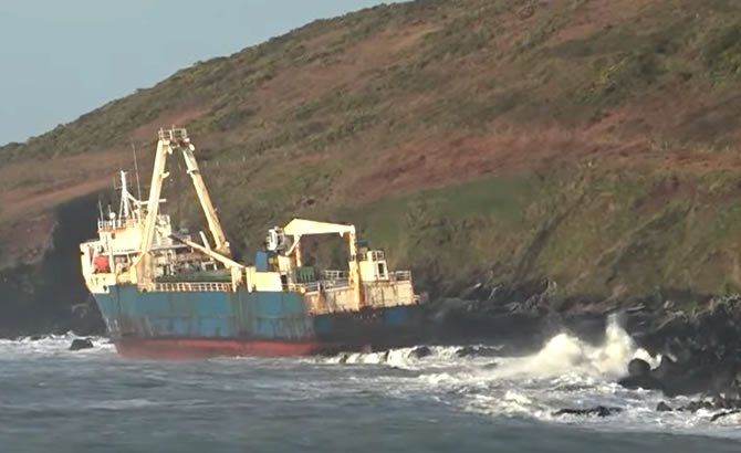 Hayalet gemi İrlanda'da karaya oturdu... 2
