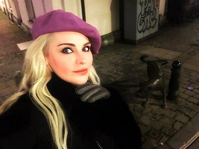 Siz bir de ablasını görün! Ağaoğlu'yla sevgiliydi 16