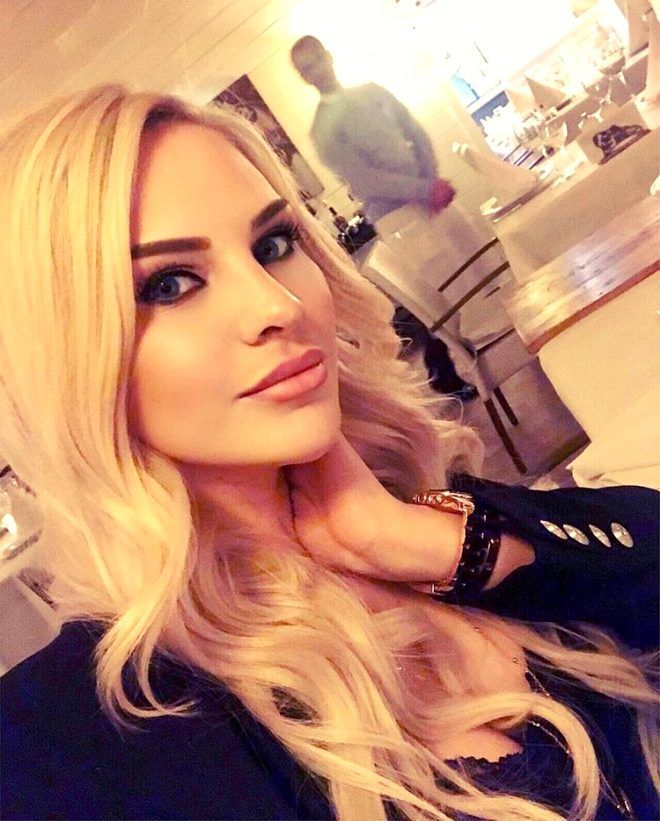 Siz bir de ablasını görün! Ağaoğlu'yla sevgiliydi 17