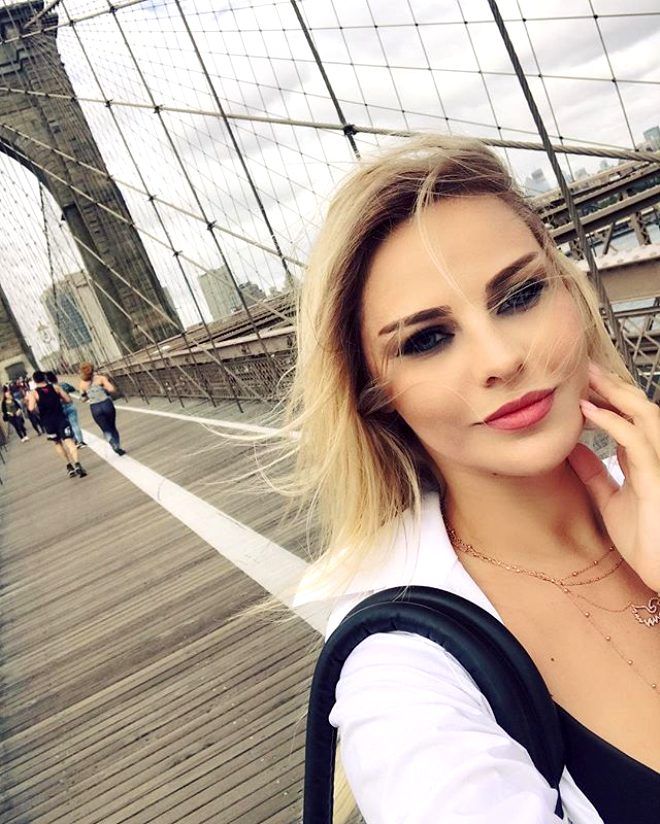 Siz bir de ablasını görün! Ağaoğlu'yla sevgiliydi 15