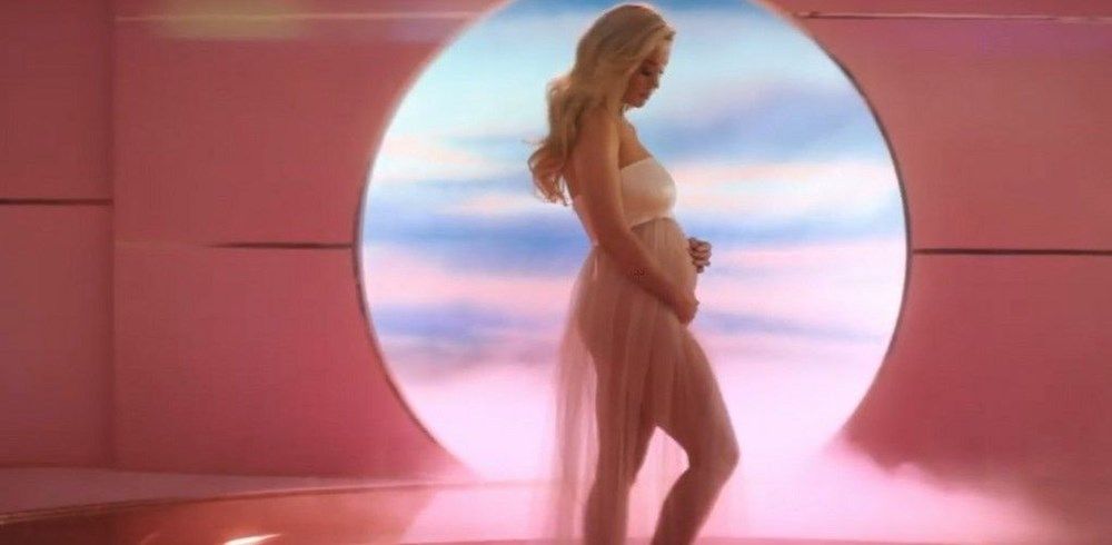 Katy Perry'den karnı burnunda klip 1