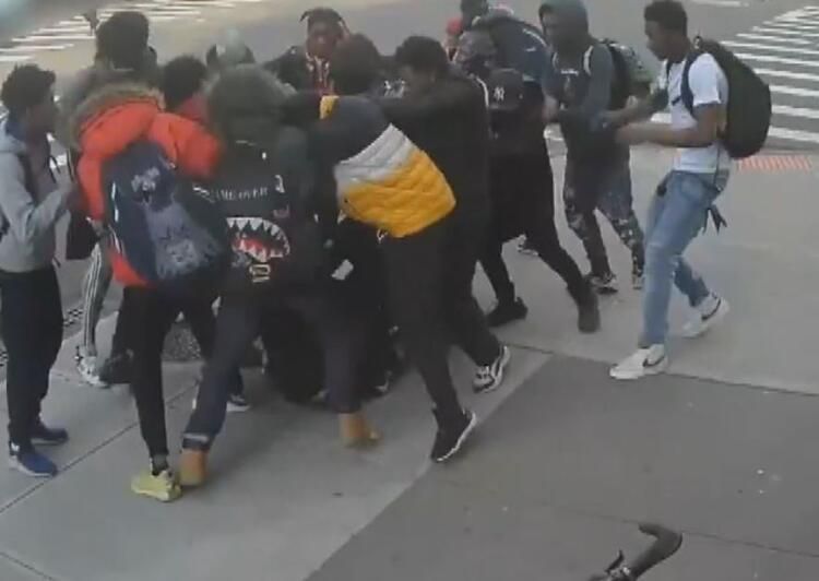 15 yaşındaki kızı 20 kişi tekme tokat dövdü! 10