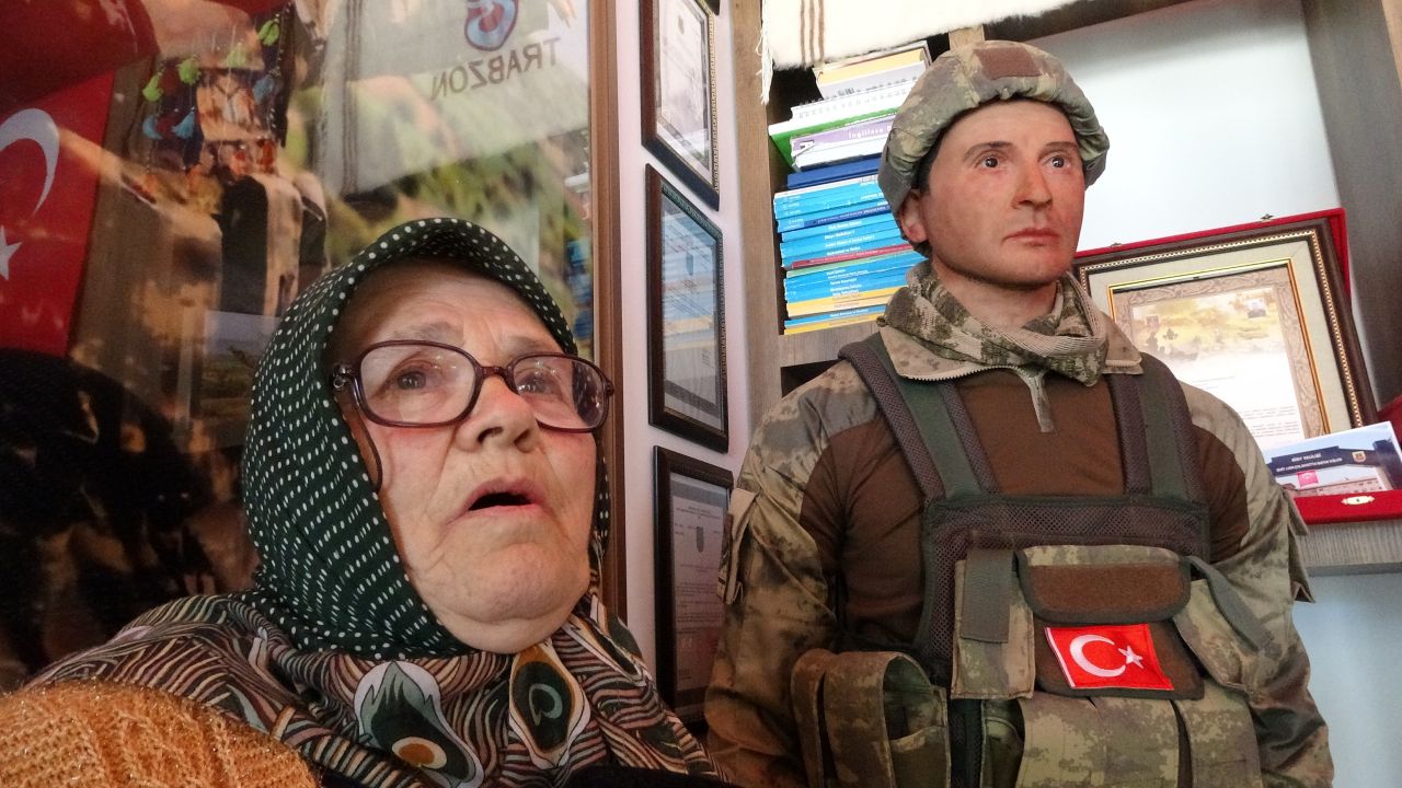 Şehit annesine oğlunun heykeli hediye edildi 15