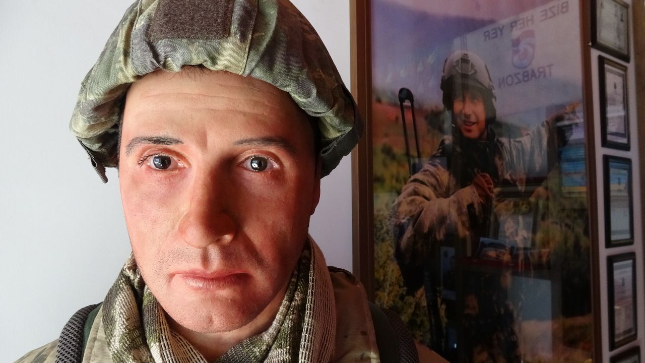 Şehit annesine oğlunun heykeli hediye edildi 13