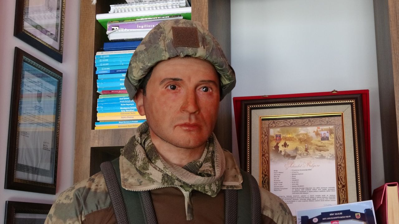 Şehit annesine oğlunun heykeli hediye edildi 12
