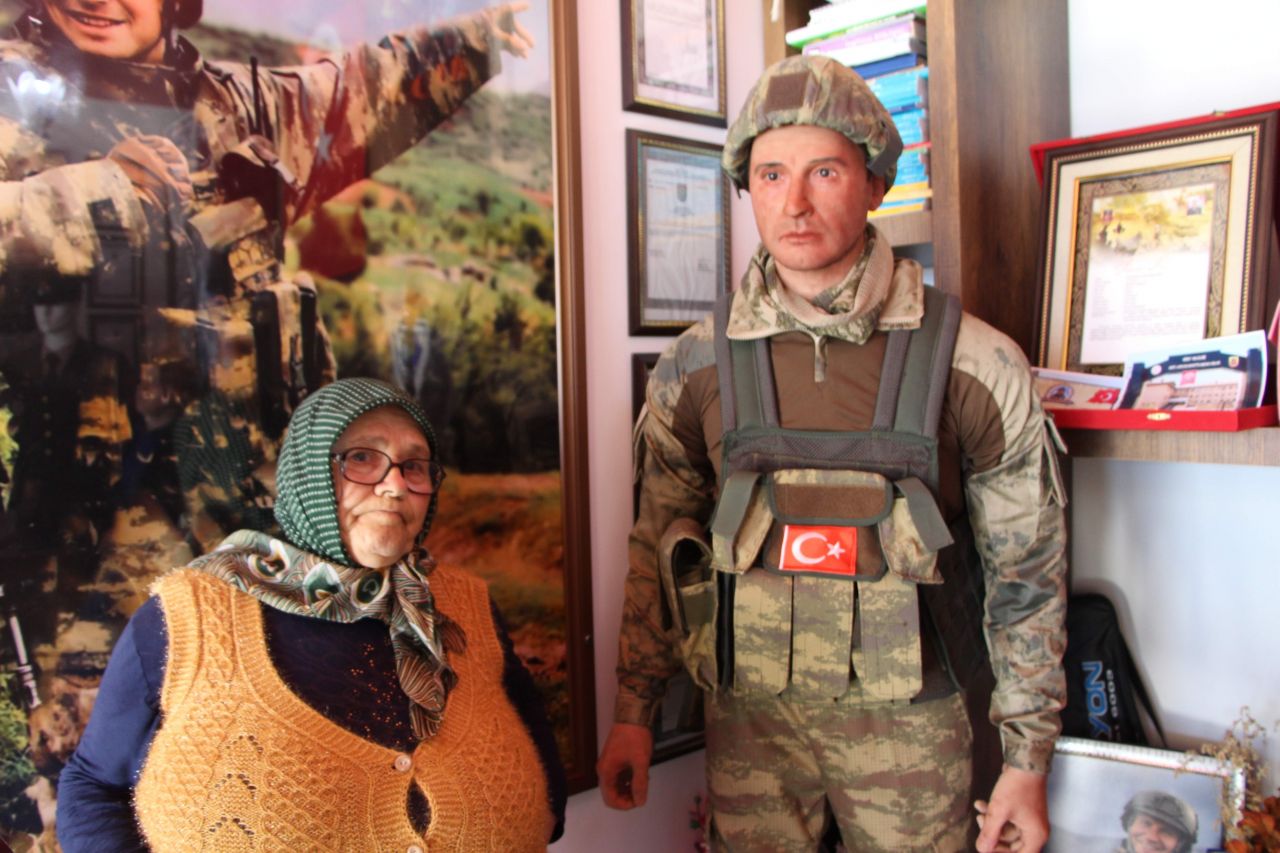 Şehit annesine oğlunun heykeli hediye edildi 11