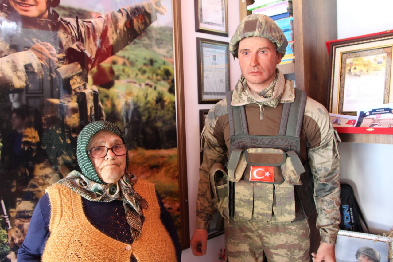 Şehit annesine oğlunun heykeli hediye edildi 10
