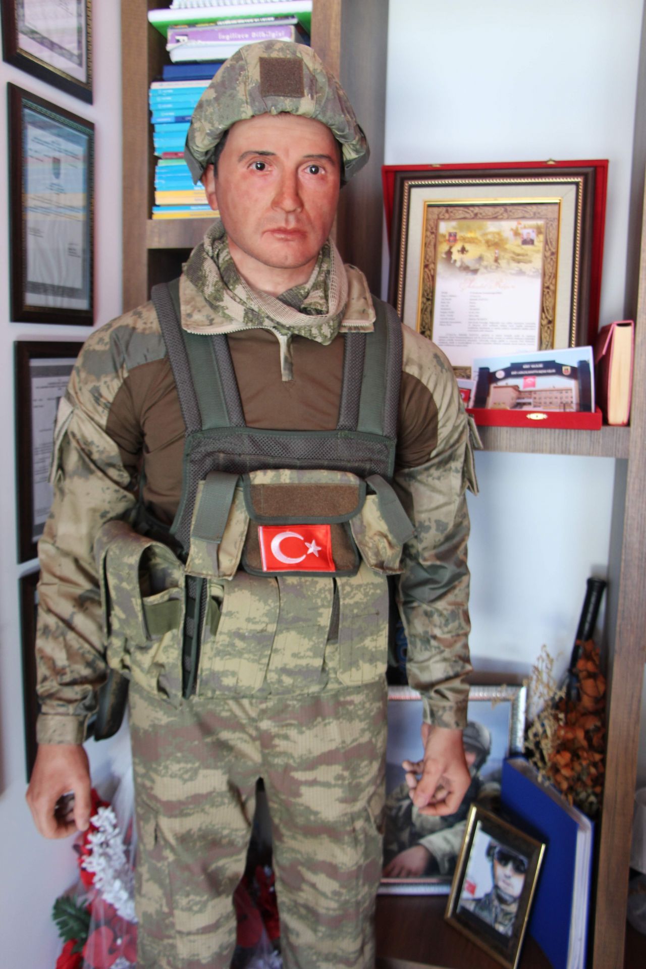 Şehit annesine oğlunun heykeli hediye edildi 2