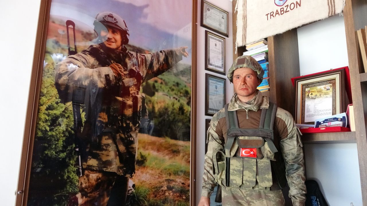 Şehit annesine oğlunun heykeli hediye edildi 6