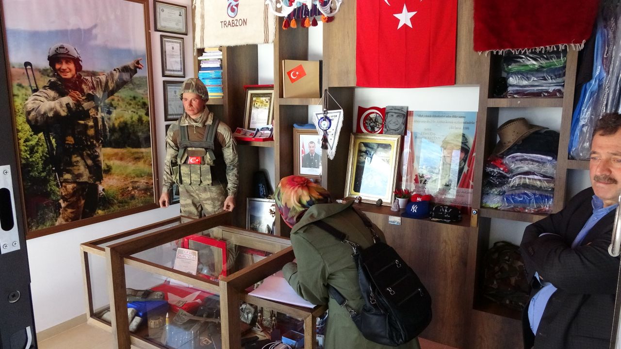 Şehit annesine oğlunun heykeli hediye edildi 4