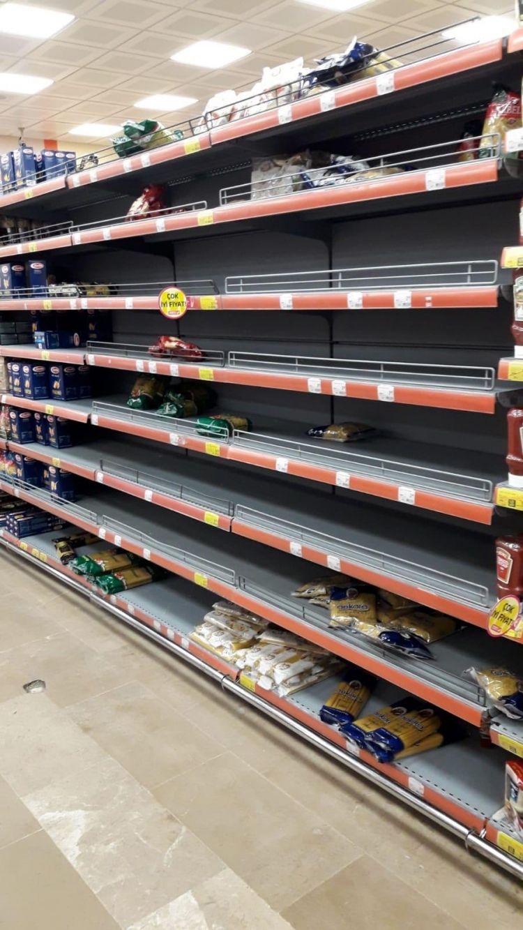 Koronavirüsü duyan vatandaşlar markete akın etti! Raflar boşaltıldı 1