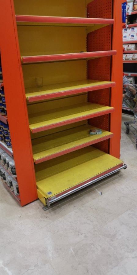 Koronavirüsü duyan vatandaşlar markete akın etti! Raflar boşaltıldı 6