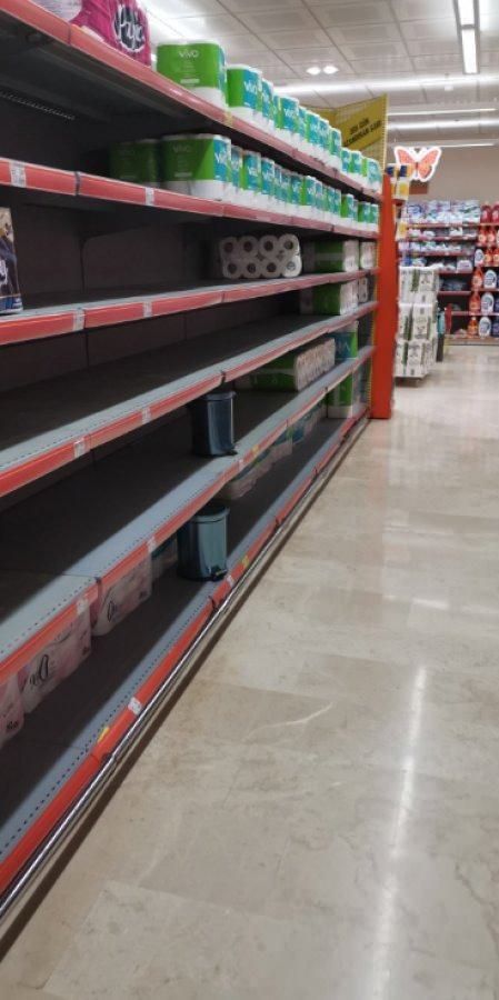 Koronavirüsü duyan vatandaşlar markete akın etti! Raflar boşaltıldı 4