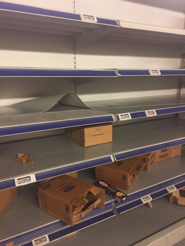 Koronavirüsü duyan vatandaşlar markete akın etti! Raflar boşaltıldı 9