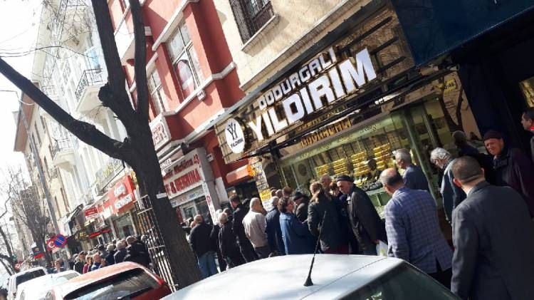 Koronavirüsü duyan vatandaşlar markete akın etti! Raflar boşaltıldı 7