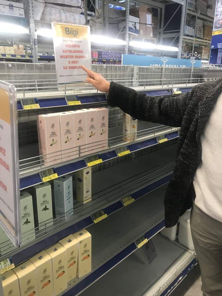 Koronavirüsü duyan vatandaşlar markete akın etti! Raflar boşaltıldı 8