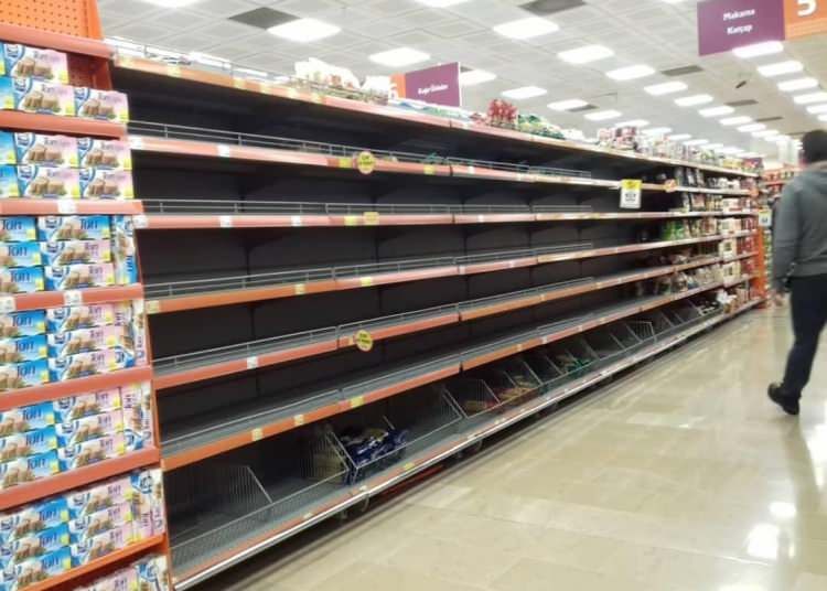 Koronavirüsü duyan vatandaşlar markete akın etti! Raflar boşaltıldı 2