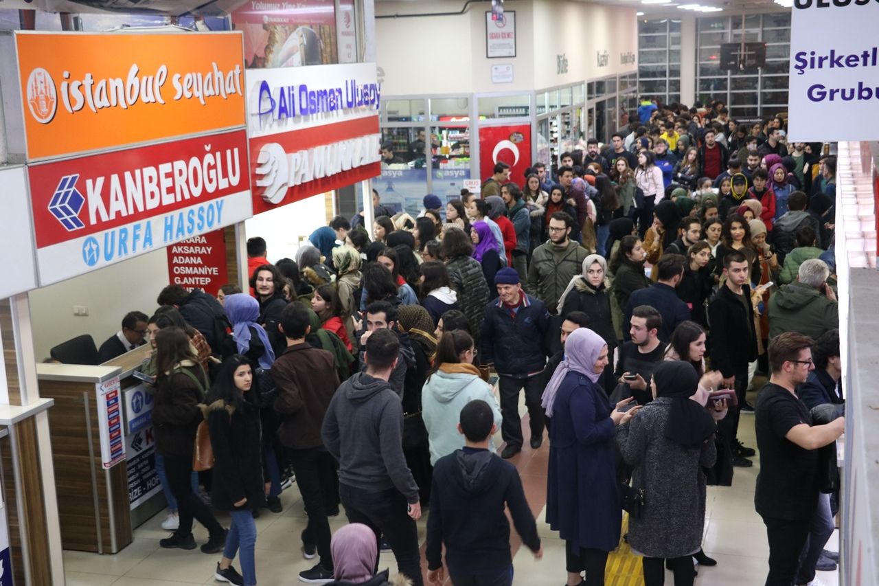 Öğrenciler otogarlara akın etti... 2