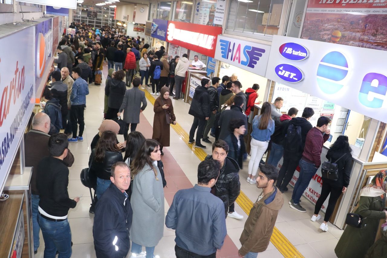 Öğrenciler otogarlara akın etti... 1