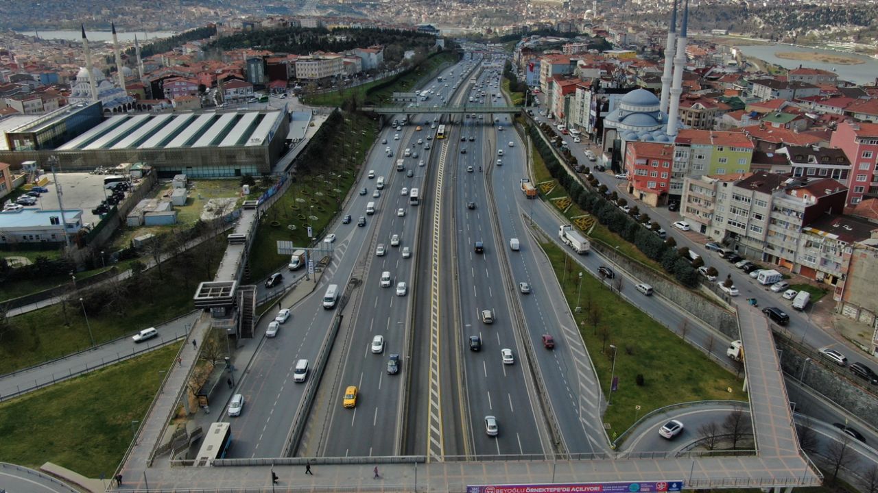 Son dakika... İstanbul trafiğine "koronavirüs" etkisi drone ile görüntülendi 7