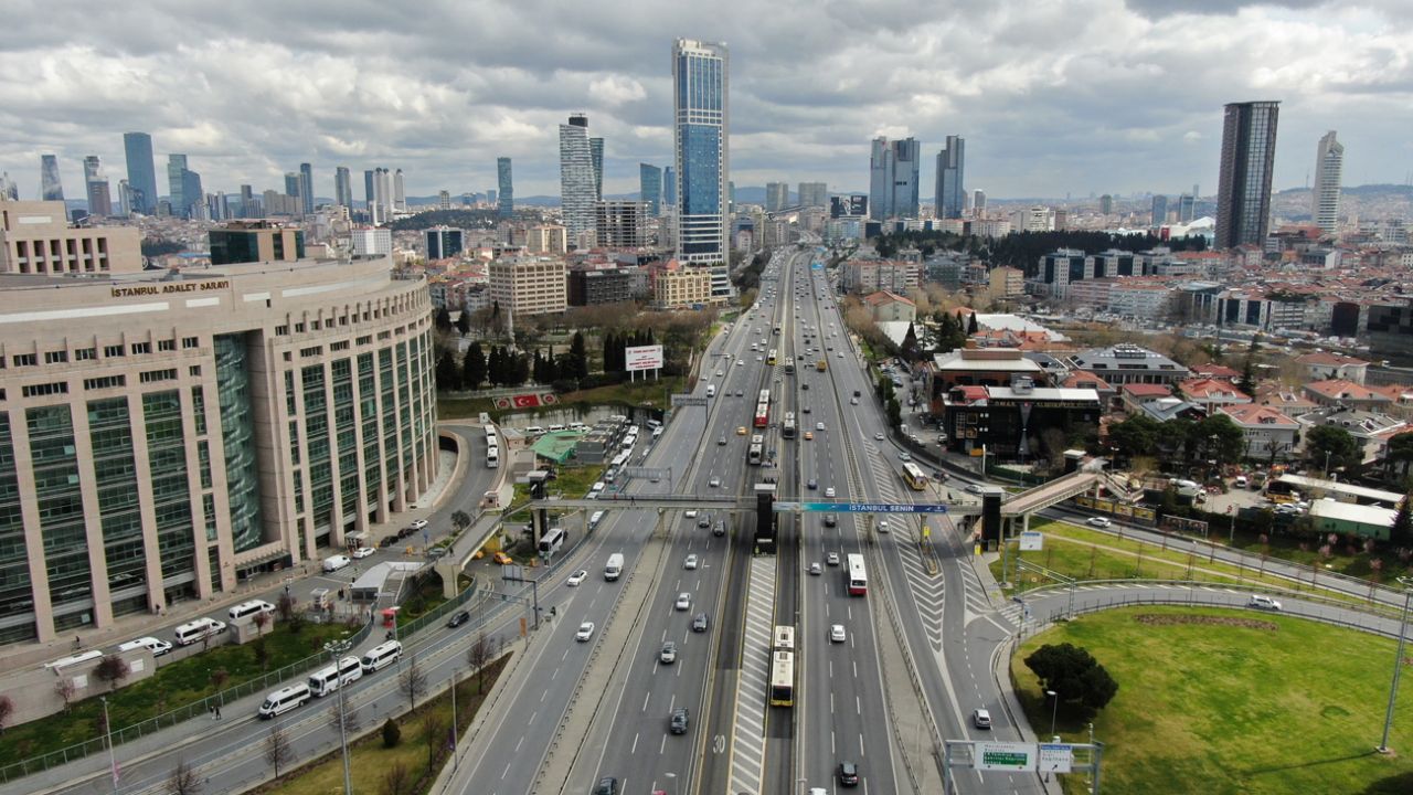 Son dakika... İstanbul trafiğine "koronavirüs" etkisi drone ile görüntülendi 9