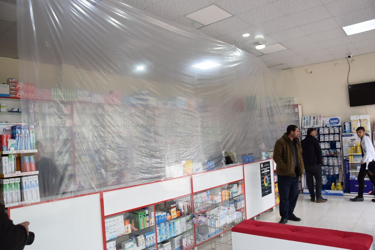 Koronavirüse karşı 'brandalı eczane' 4